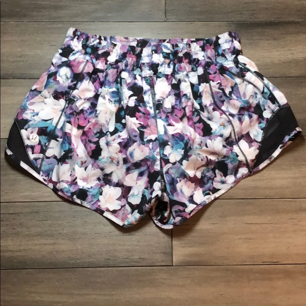 Lululemon Hotty hot short 2 2.5” - Picture 7 of 12